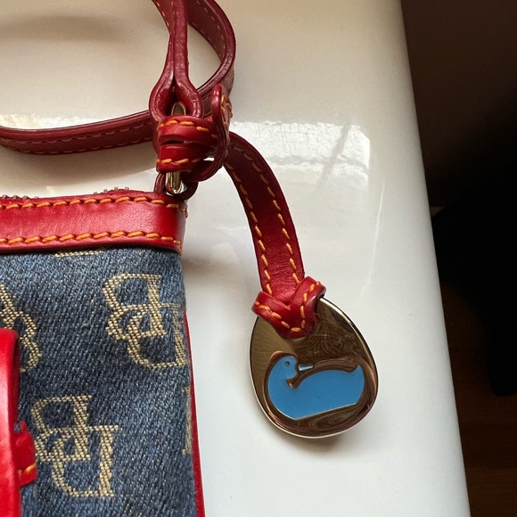 VINTAGE Dooney & Bourke Signature Letter Carrier denim crossbody with red trim - Picture 4 of 10